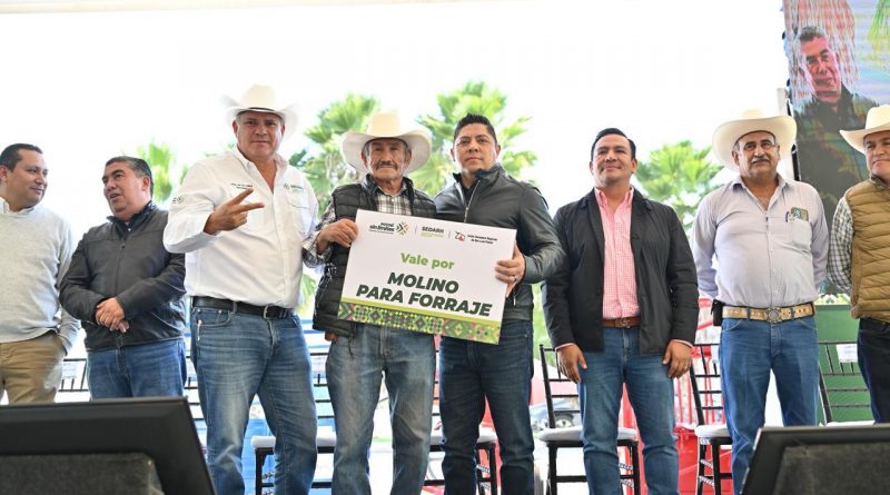 RICARDO GALLARDO ENTREGA MAQUINARIA Y APOYOS A PRODUCTORES POTOSINOS