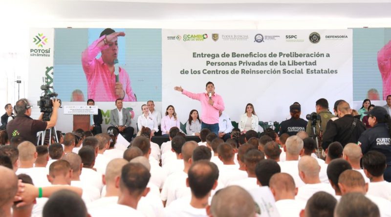 RICARDO GALLARDO ENTREGA PRE LIBERACIONES EN EL CENTRO DE REINSERCIÓN SOCIAL “LA PILA”