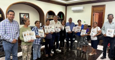 ALCALDE DAVID MEDINA REFRENDA RESPALDO A ADULTOS MAYORES CON ENTREGA DE TARJETONES IMSS BIENESTAR