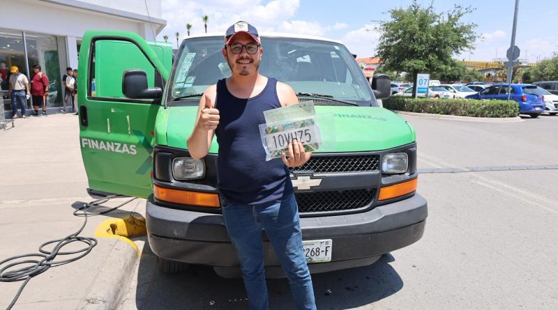 GOBIERNO ESTATAL ACERCA PLACAS MUNDIALISTAS A LAS FAMILIAS POTOSINAS