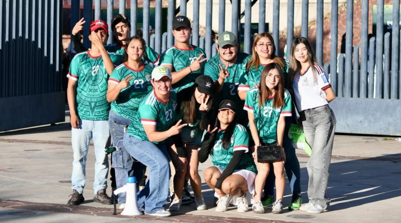 RICARDO GALLARDO Y MILES DE FAMILIAS CELEBRAN TERCER TRIUNFO DE SELECCIÓN MEXICANA